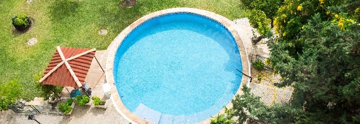 Runder Pool im Garten